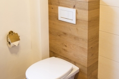 Badezimmer_WC-Verbau-aus-Eichenholz-astig-1