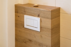 Badezimmer_WC-Verbau-aus-Eichenholz-astig-2